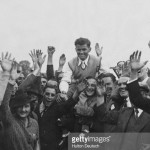 16 D.J. Rees carat de multime dupa cistigarea turneului din 1936 (sursa-gettyimages)